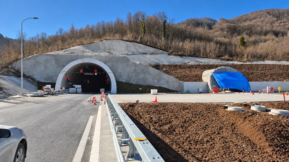 Laz tunnel — control equipment